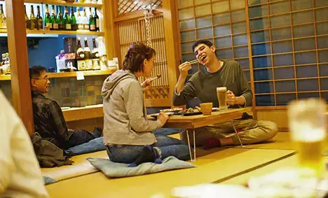 การรับประทานอาหารที่ โรงเตี๊ยม นามิ