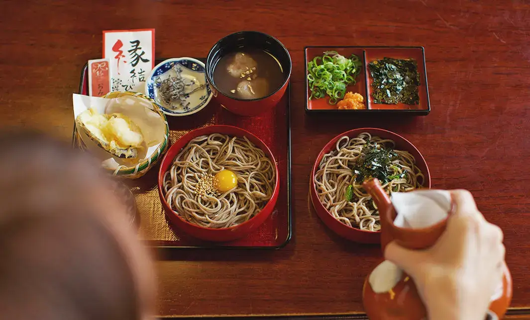 Pouring the soup stock over Warigo Soba in Arakiya