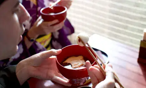 Zenzai : soupe de haricots rouges sucrée avec morceaux de mochi, pâte de riz cuit à la vapeur et passé au pilon. Une spécialité d’Izumo.
