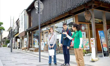 Rue Shinmon-dori à côté d’Izumo Taisha. Rue commerçante devant le parc du sanctuaire Izumo Taisha.