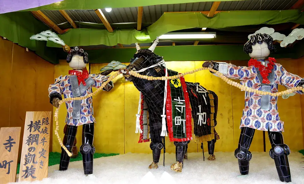 Art traditionnel « isshiki kazari », statues éphémères faites d’objets du quotidien en céramique