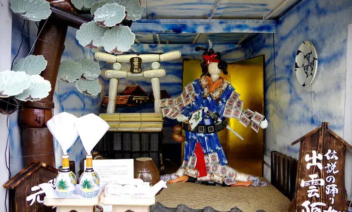 Art traditionnel « isshiki kazari », statues éphémères faites d’objets du quotidien en céramique