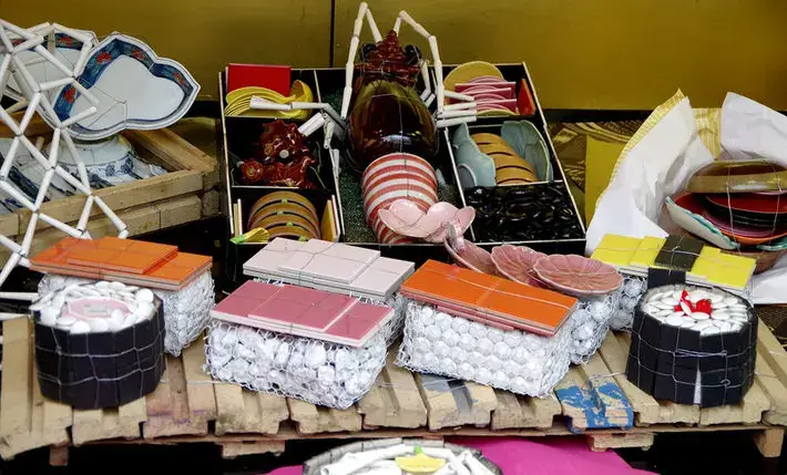 Art traditionnel « isshiki kazari », statues éphémères faites d’objets du quotidien en céramique