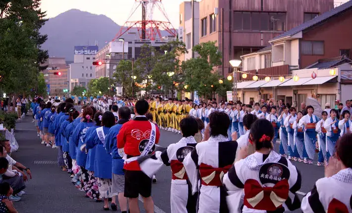 Dance de Bon-odori du festival Shinwa Matsuri à Izumo au mois d’août