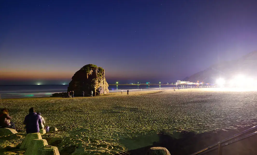 Cérémonie d’accueil des dieux “kamimukae shinji” sur la plage Inasa no Hama