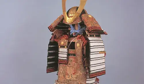 白系威鎧，頭盔和護肩是白色花邊